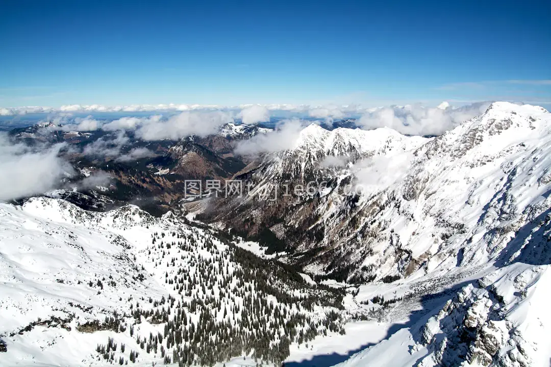 空中俯瞰雪山云天图图片