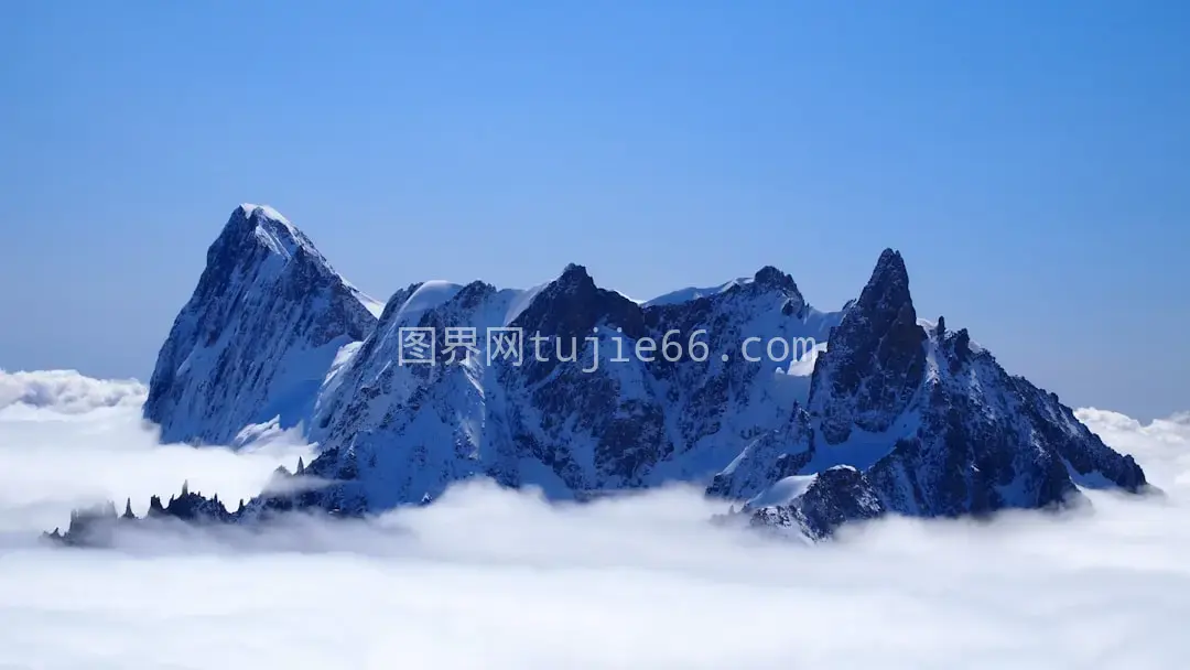 蓝天雪峰映衬白日美景图片