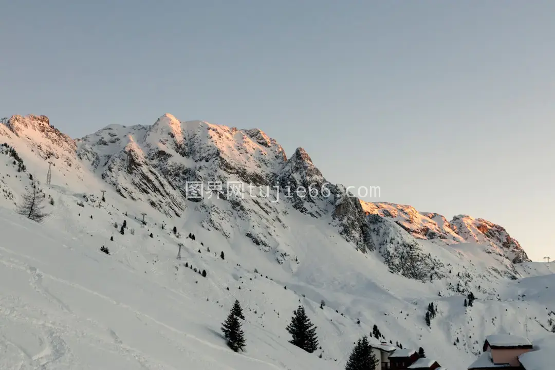 雪山之巅房子映衬图片