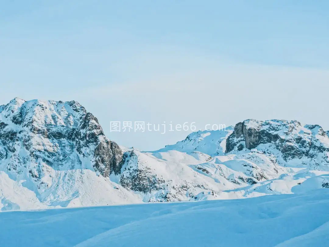 滑雪者雪坡上展现风采图片