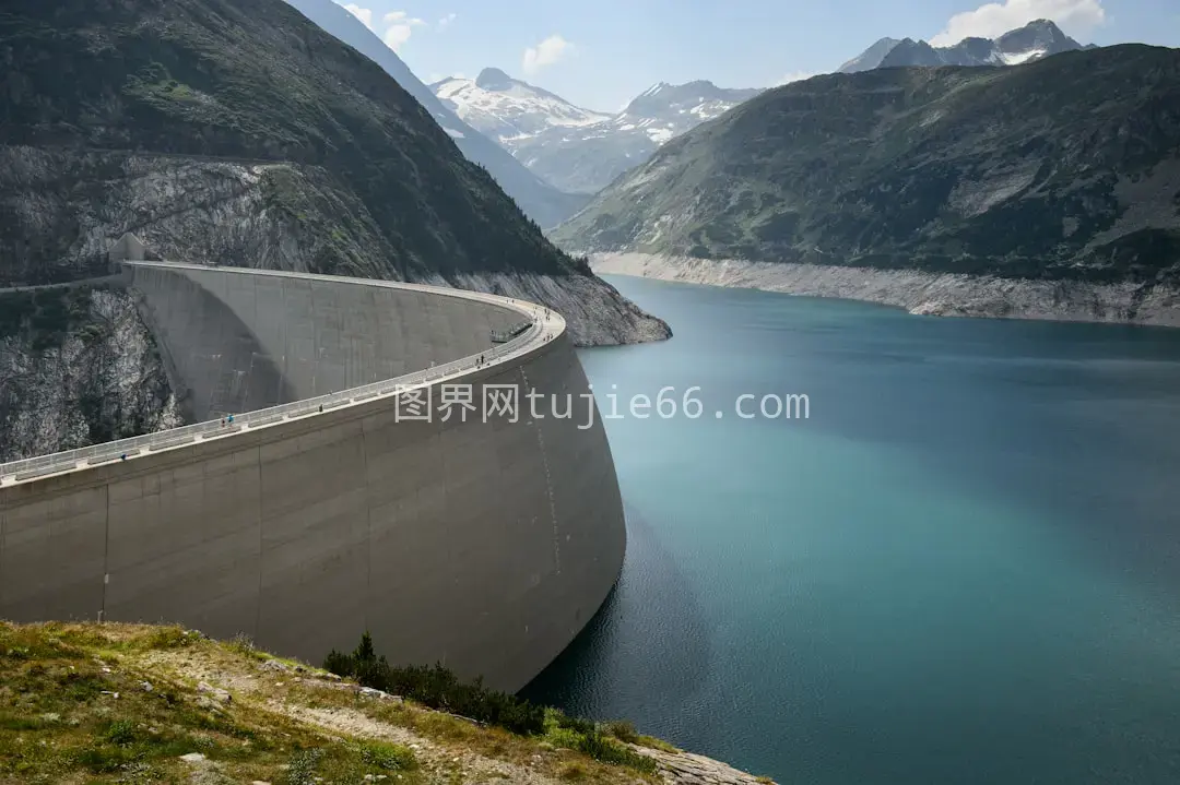 湖山映衬混凝土大坝白日景图片