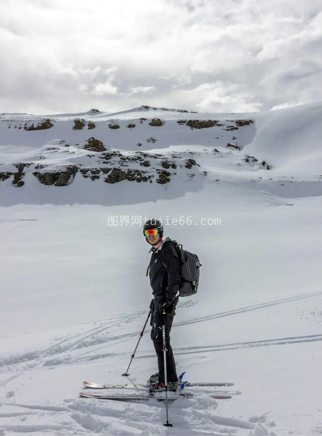 男子山上滑雪瞬间图片