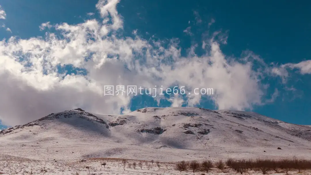 白云缭绕山峦美图片