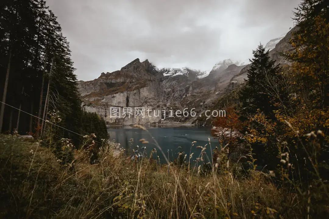 水山环抱景致美图片