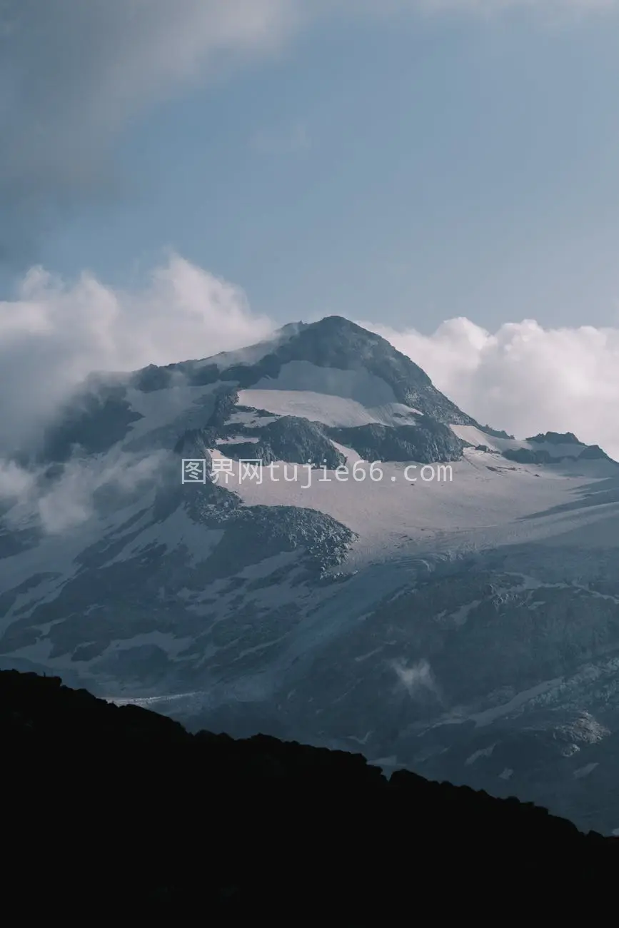 雪山顶峰云雾缭绕图片