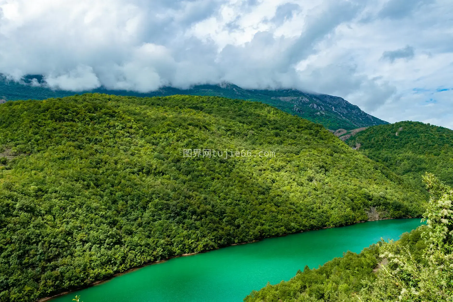 壮丽山湖 云中观景Žabljak图片