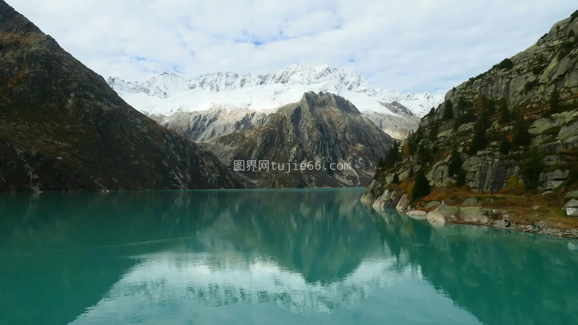 瑞士阿尔卑斯山碧湖景致引旅行者图片