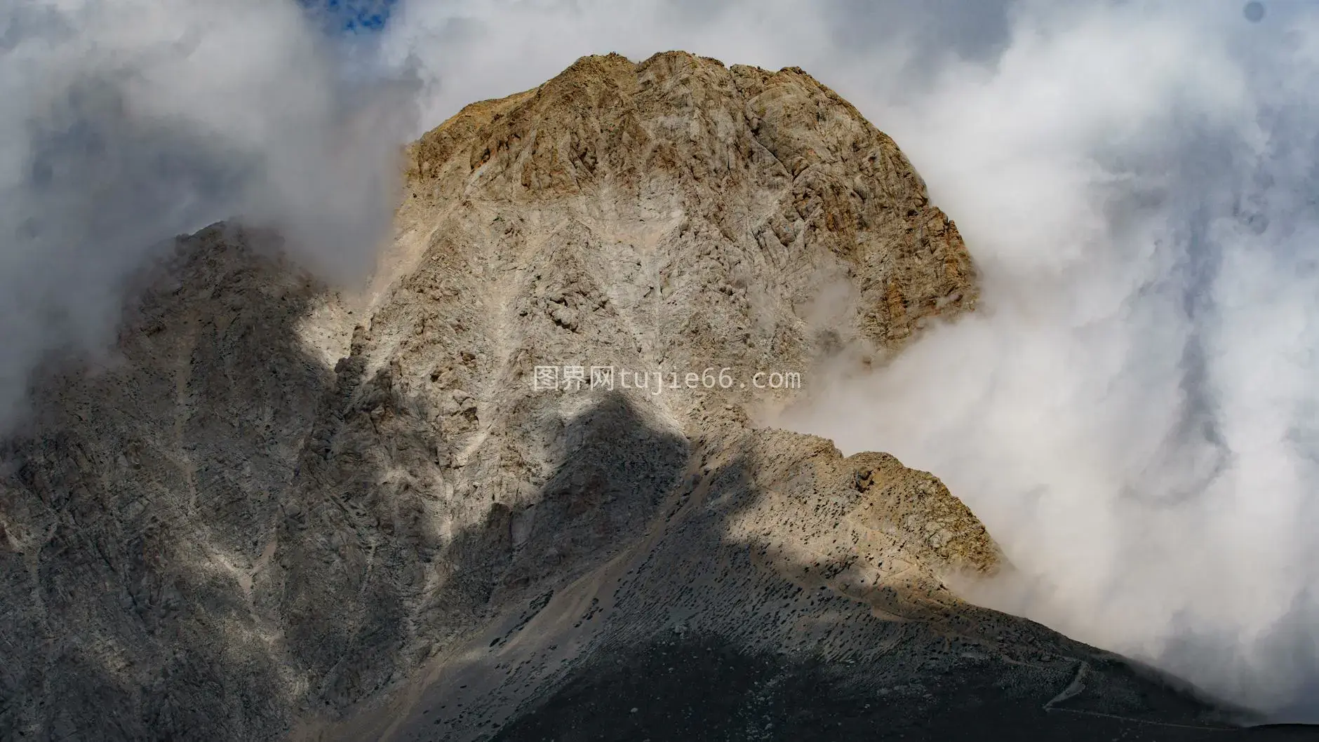 云雾缭绕神秘壮丽山峰图片