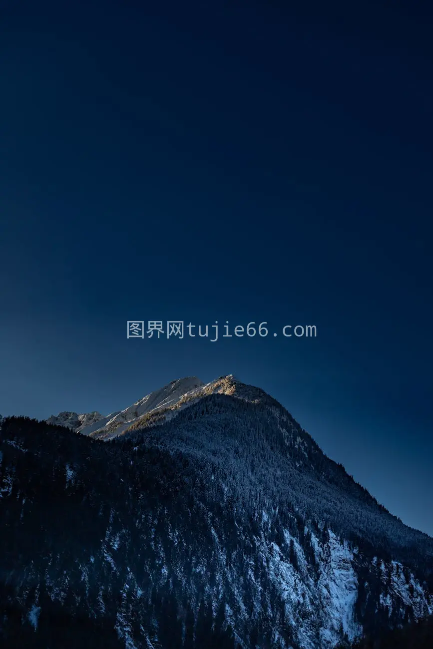 奥地利蒂罗尔马伊尔霍芬黄昏雪山顶峰美景图片