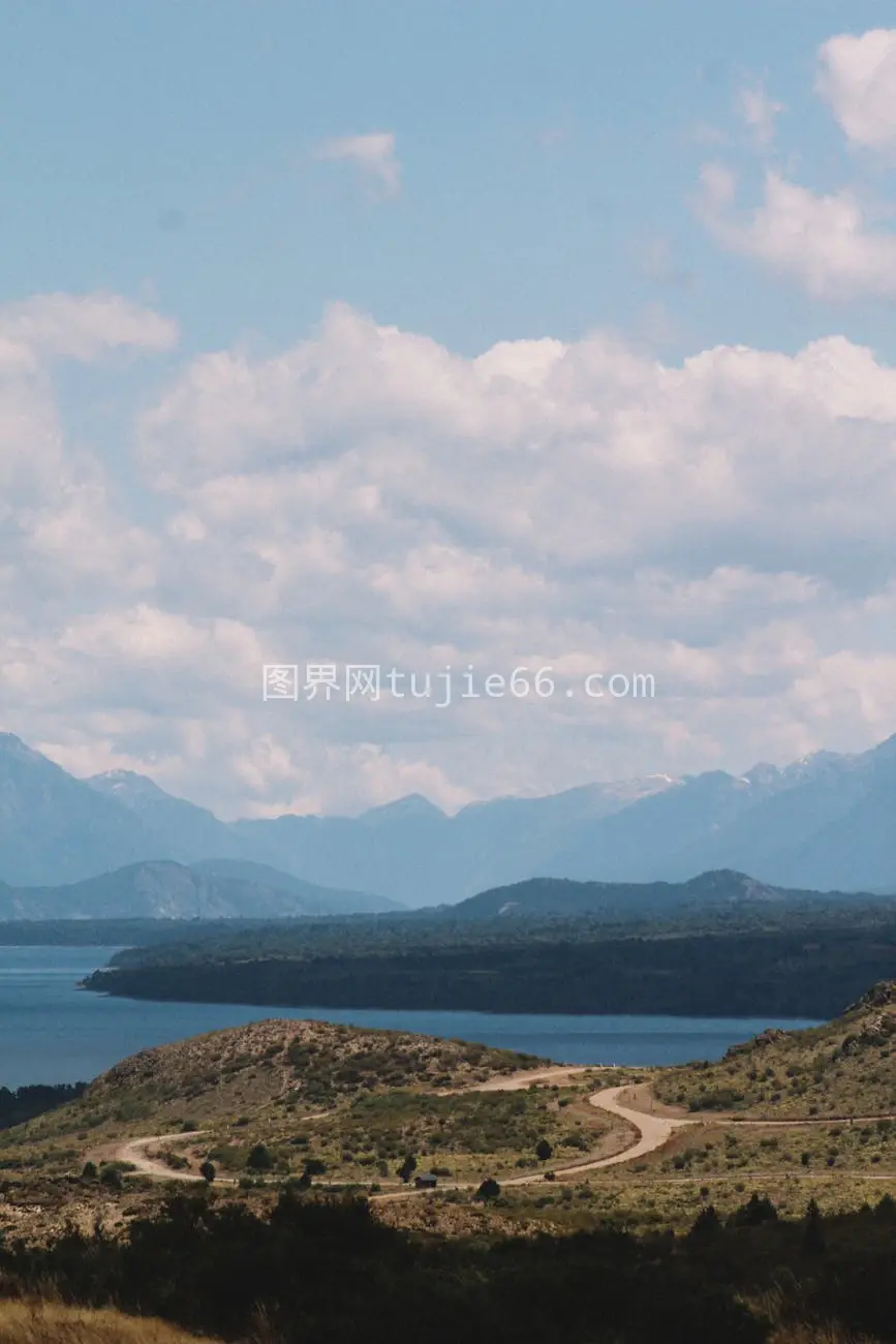 宁静山湖路景图图片