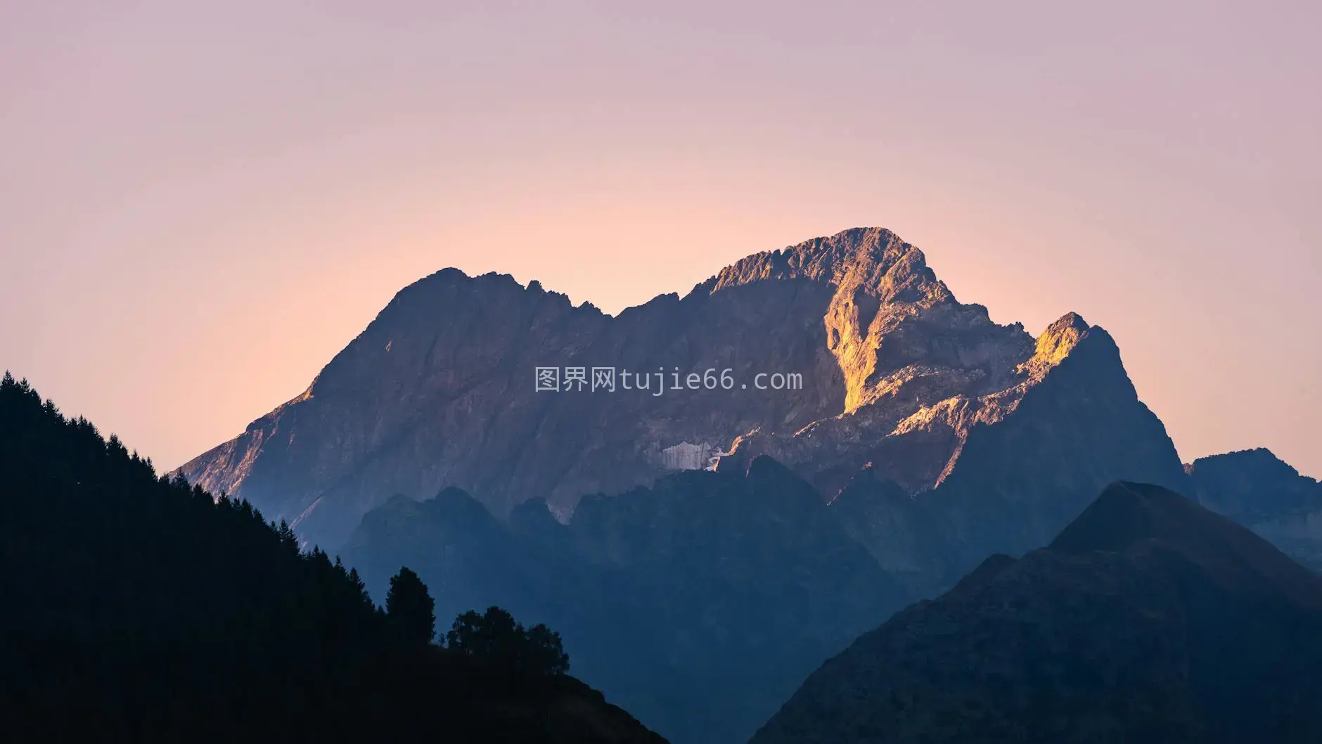 阿尔卑斯黎明山巅映暖阳图片