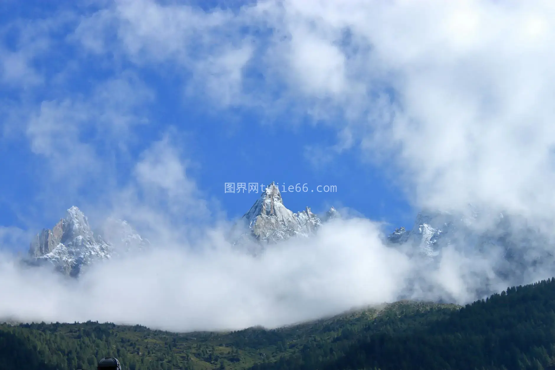 云雾雪山映蓝天，自然美景图片