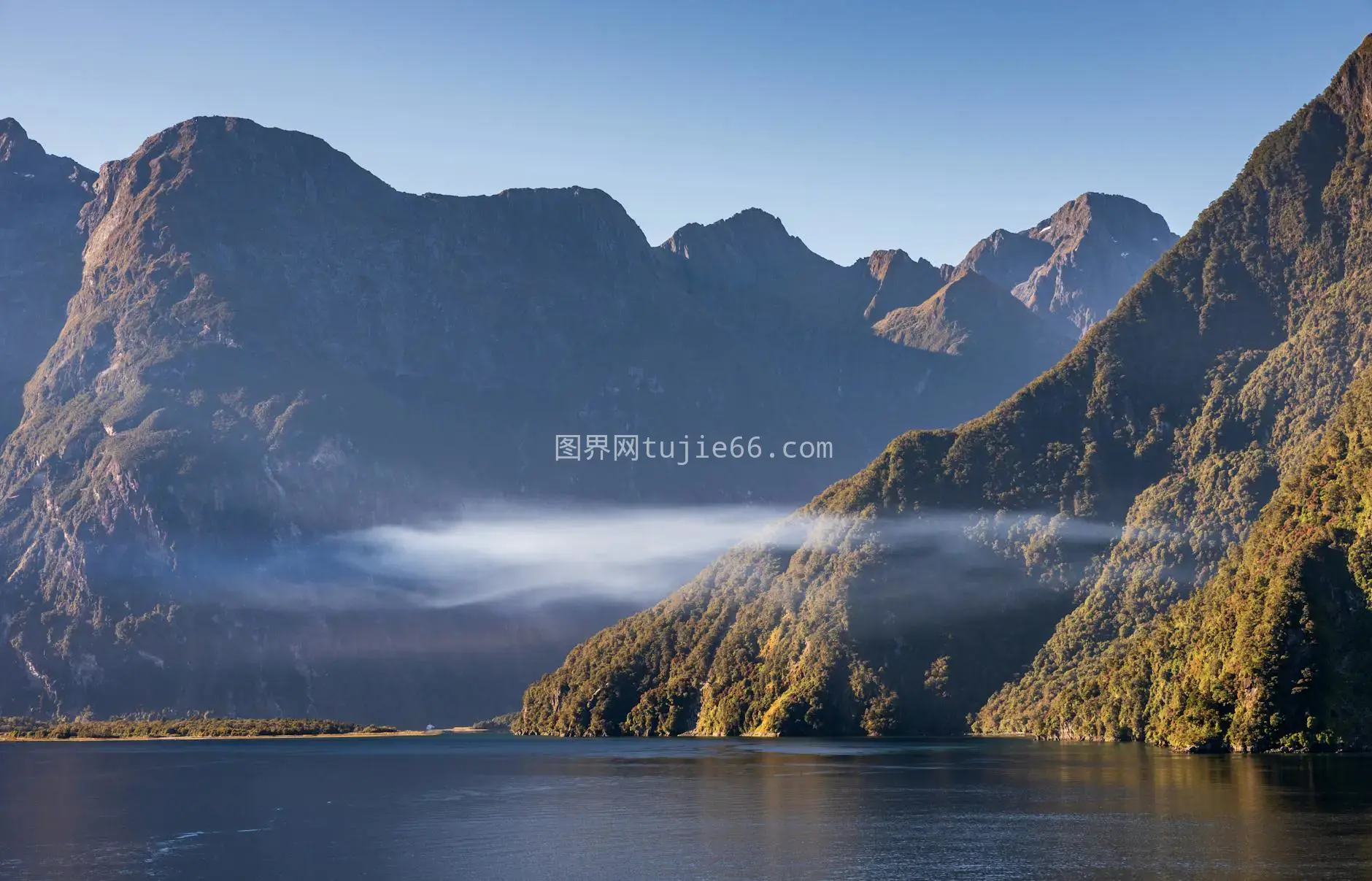 雾中峡湾日出胜景图片