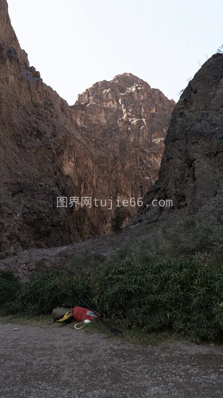 峡谷徒步装备探险图片