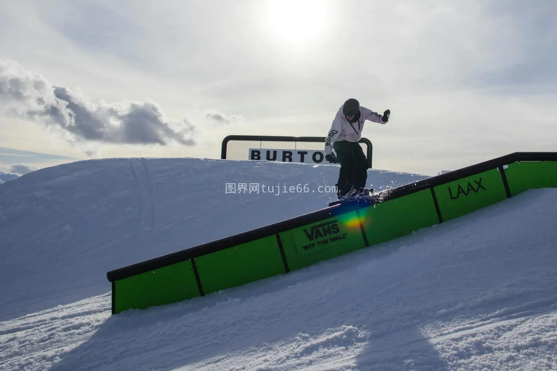 瑞士滑雪公园动态滑雪者滑行铁轨图片