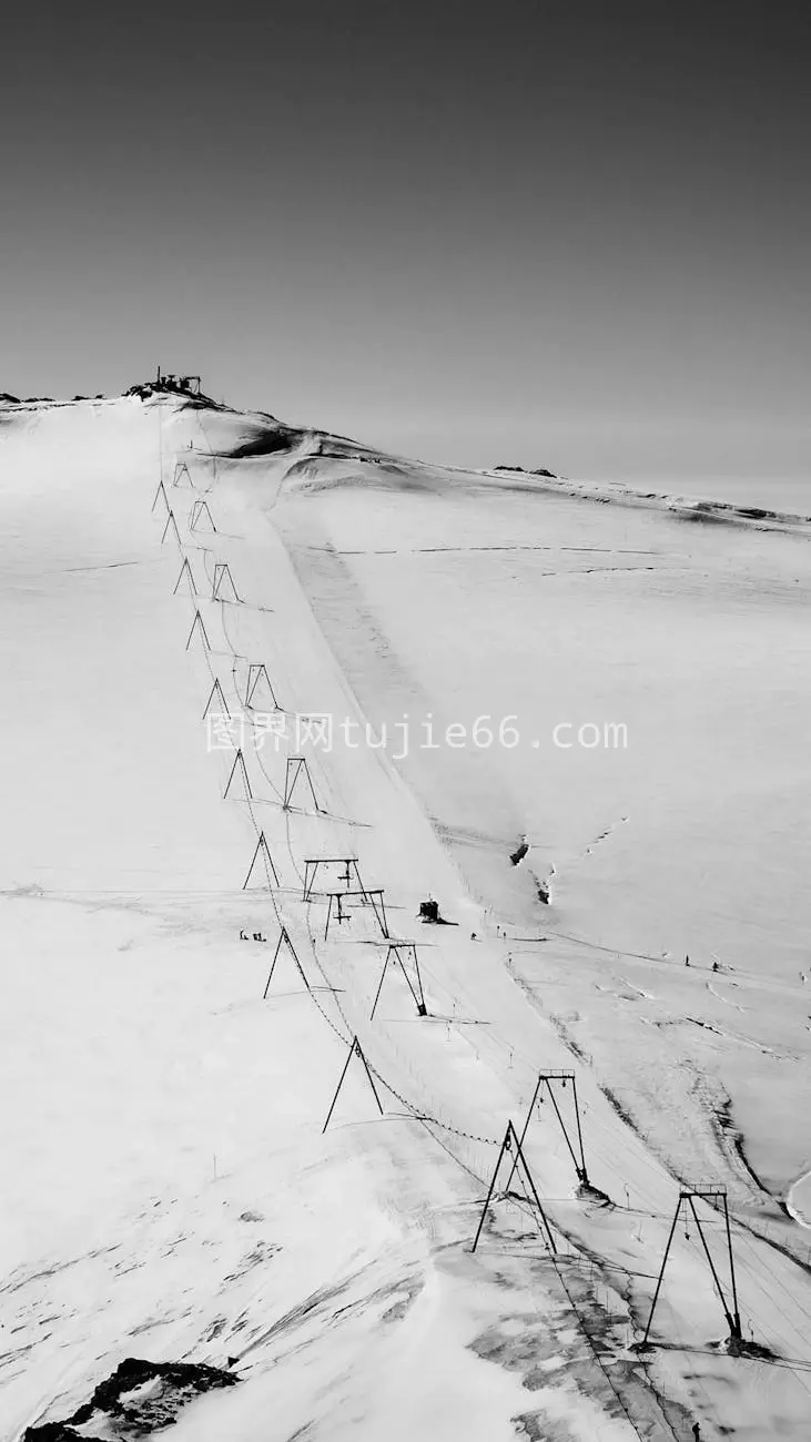 瑞士采尔马特黑白缆车雪景图片