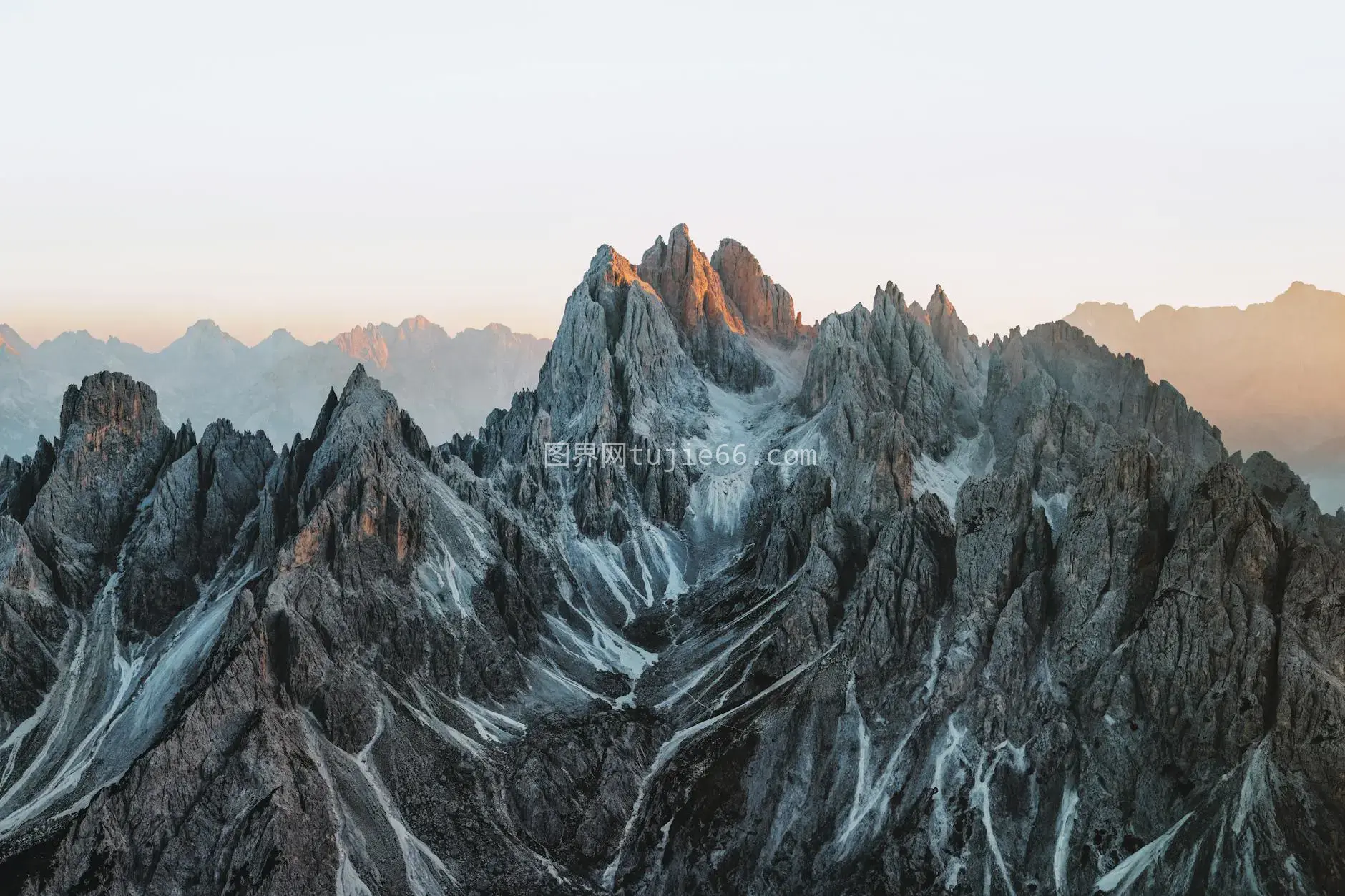 日落映照多洛米蒂壮美山峰图片