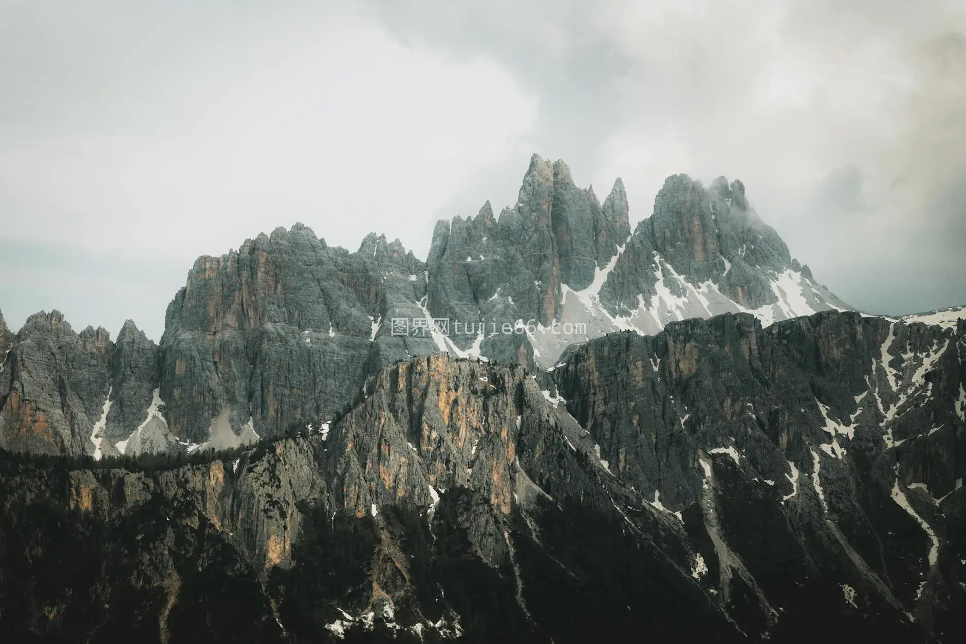 Dolomites山雪云映图片