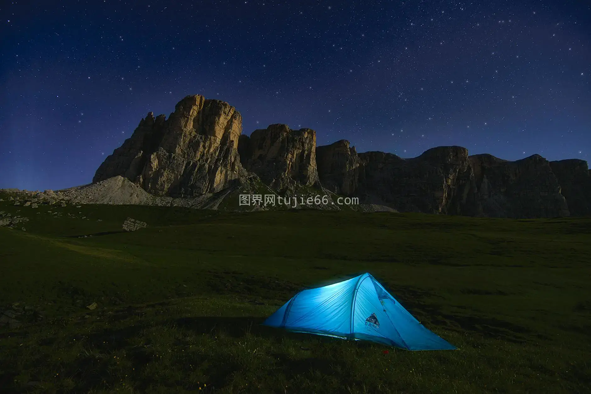 多洛米蒂星空露营悬崖美景图片