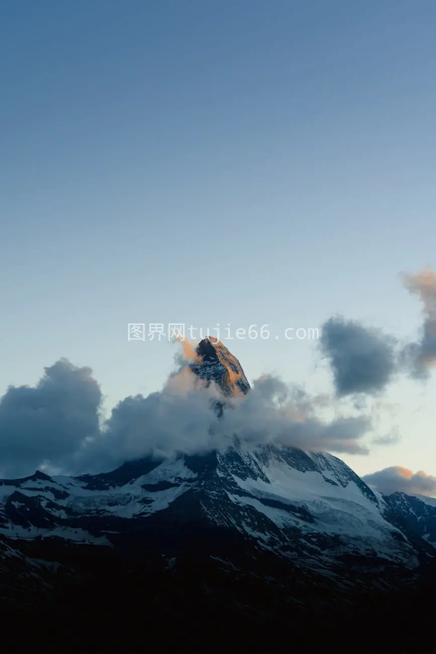 瑞士采尔马特日出雪山云雾映衬图片