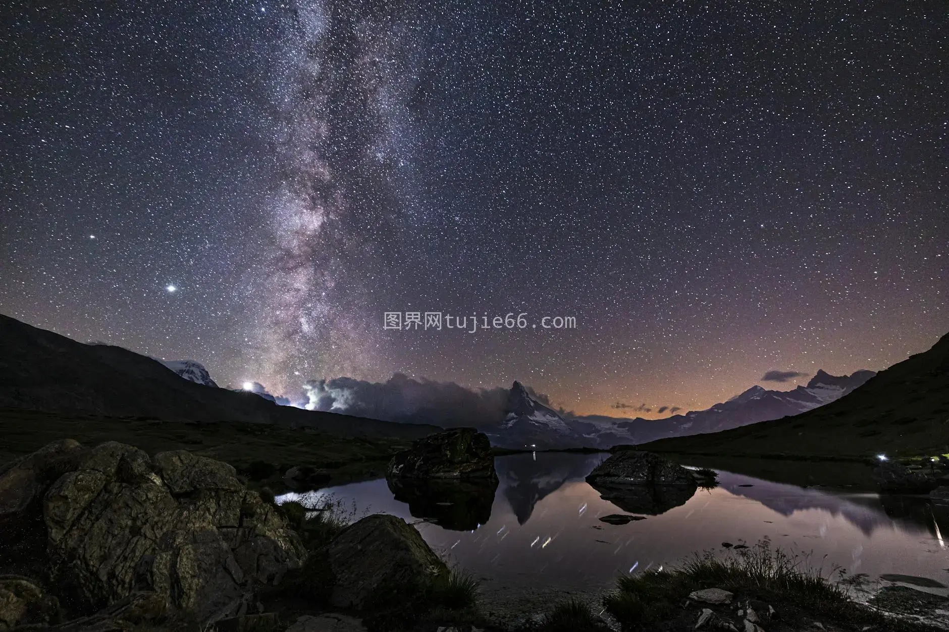 银河倒影映夜空山脉图片