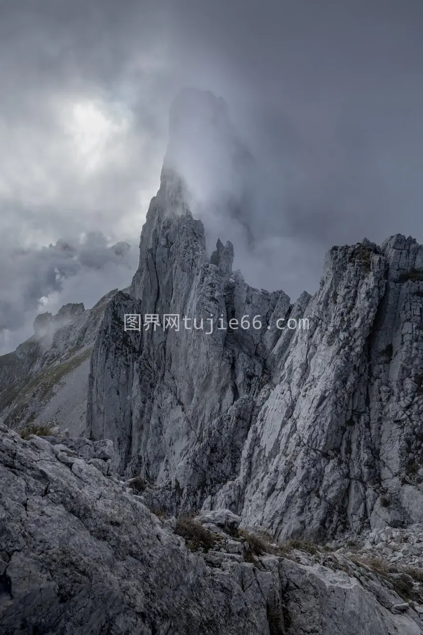 壮丽山峰雾中展原始之美图片