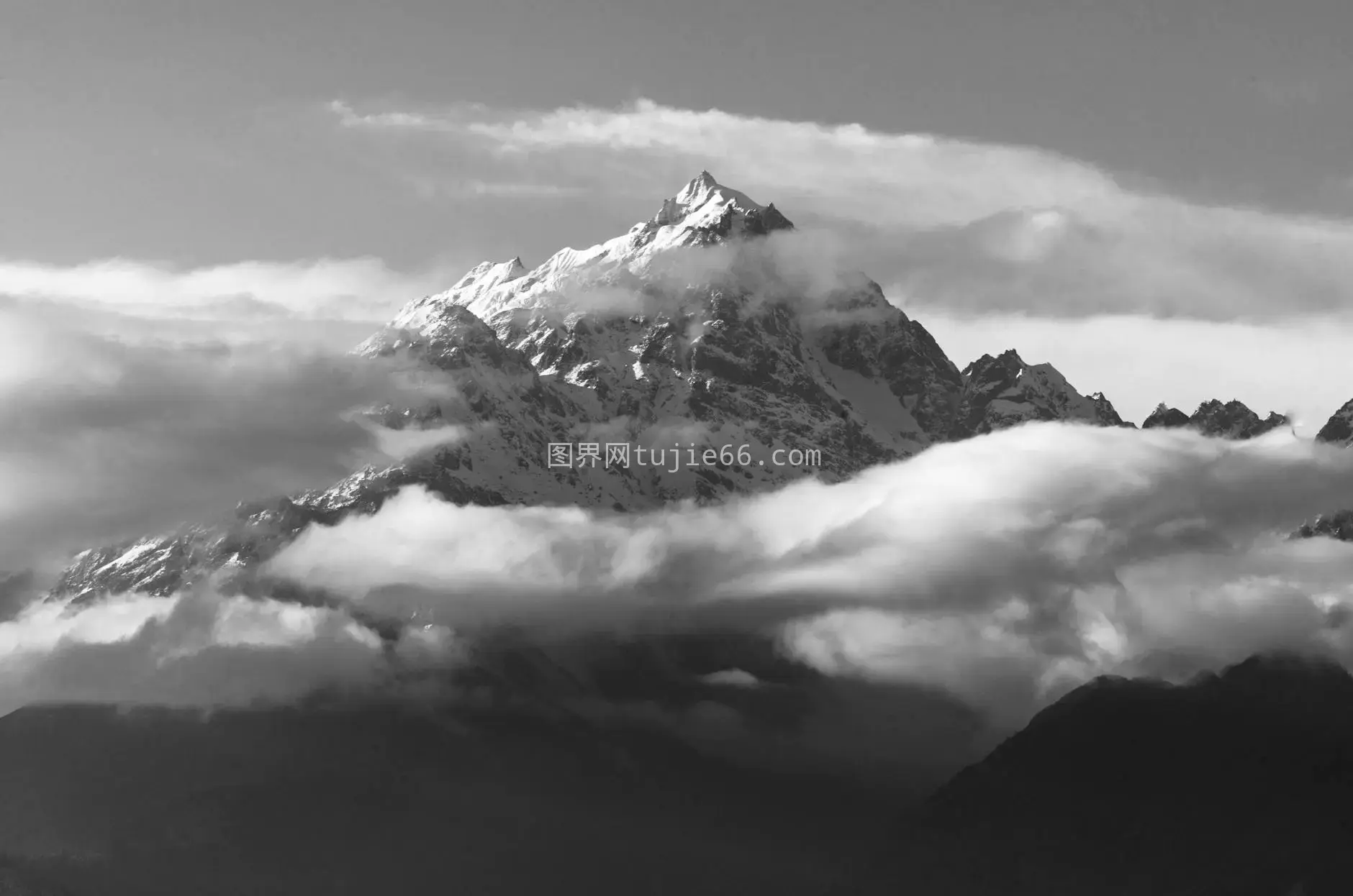 黑白雪山云层顶景图片