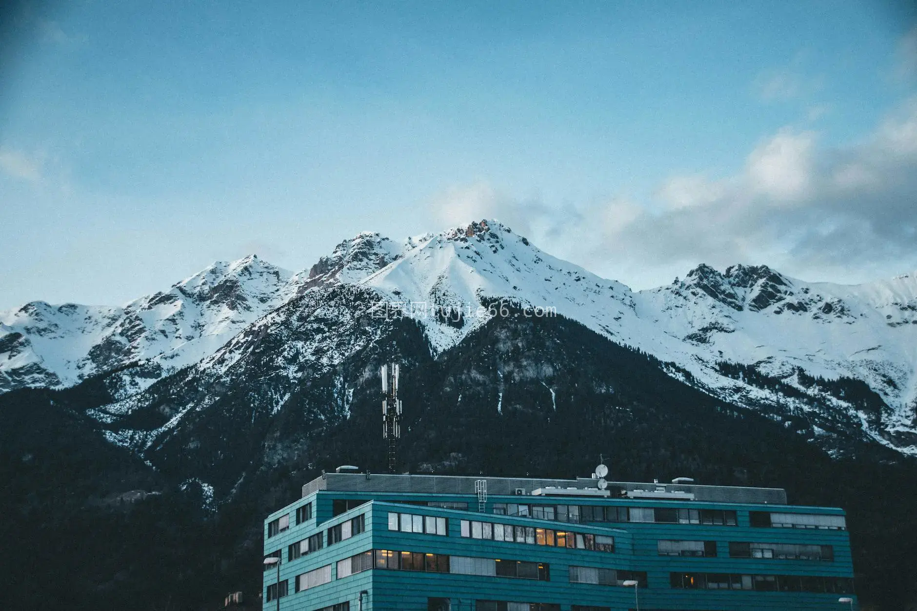 奥地利因斯布鲁克现代建筑旁雪山美景图片