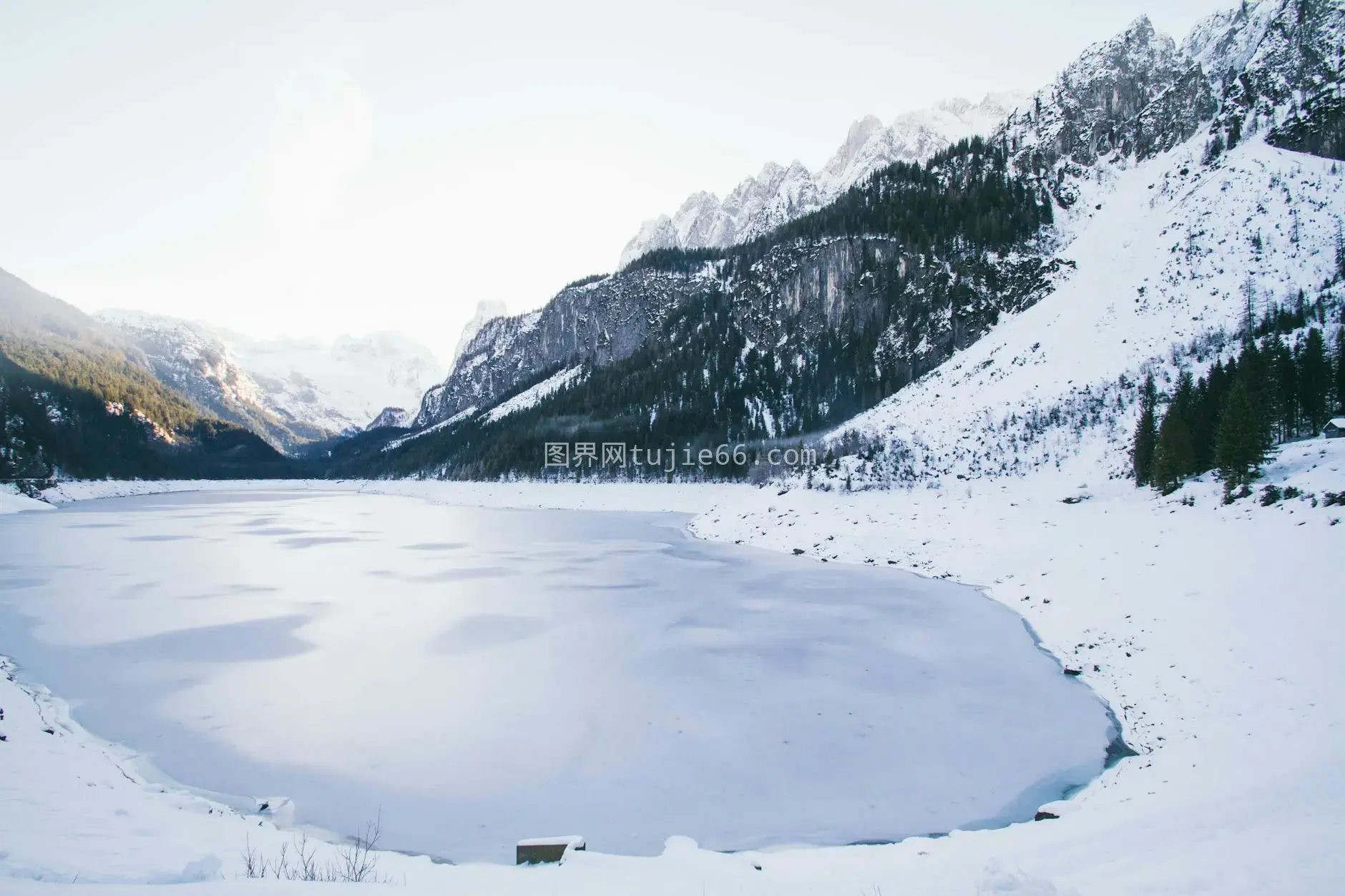 奥地利利泽恩雪山冰湖胜景图片