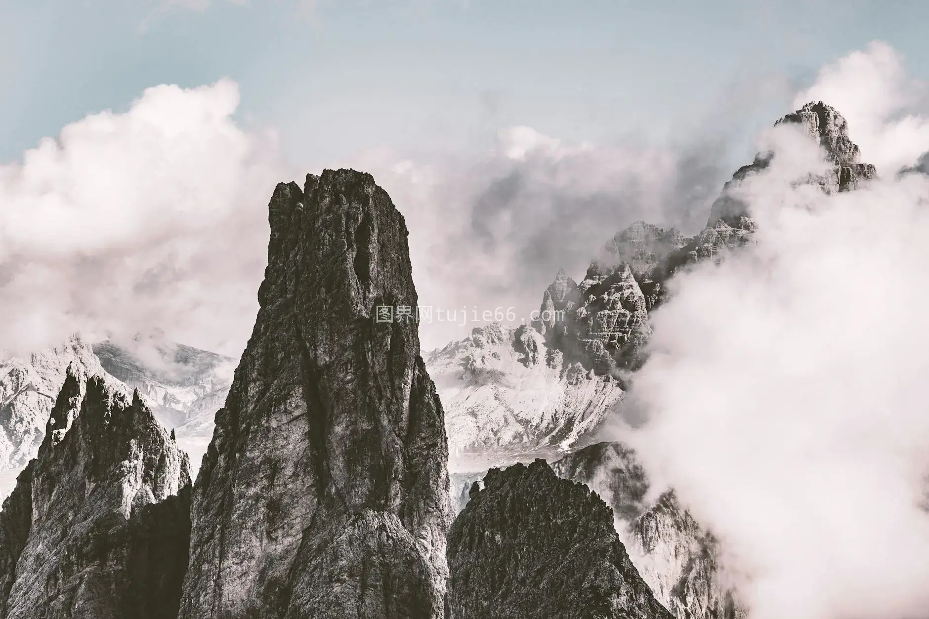 壮丽山峰雾绕静景引惊叹图片