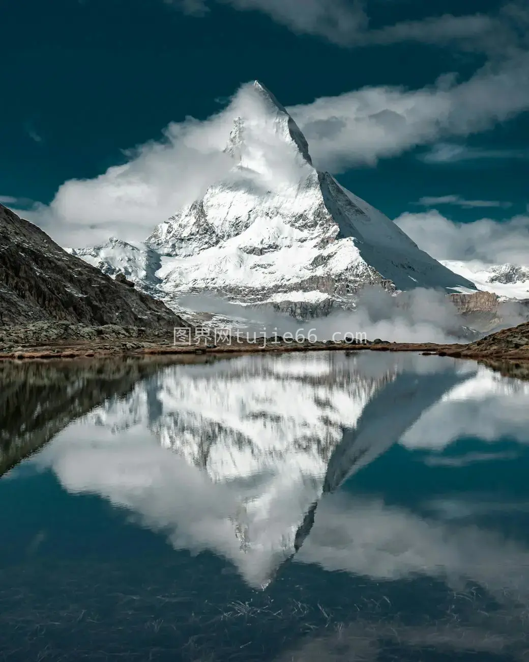 雪山倒影映湖面，天空明亮景色美图片