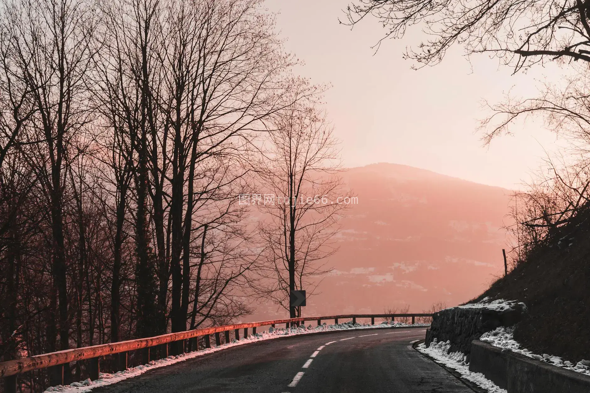 法国夏蒙尼雪路日落美景图片