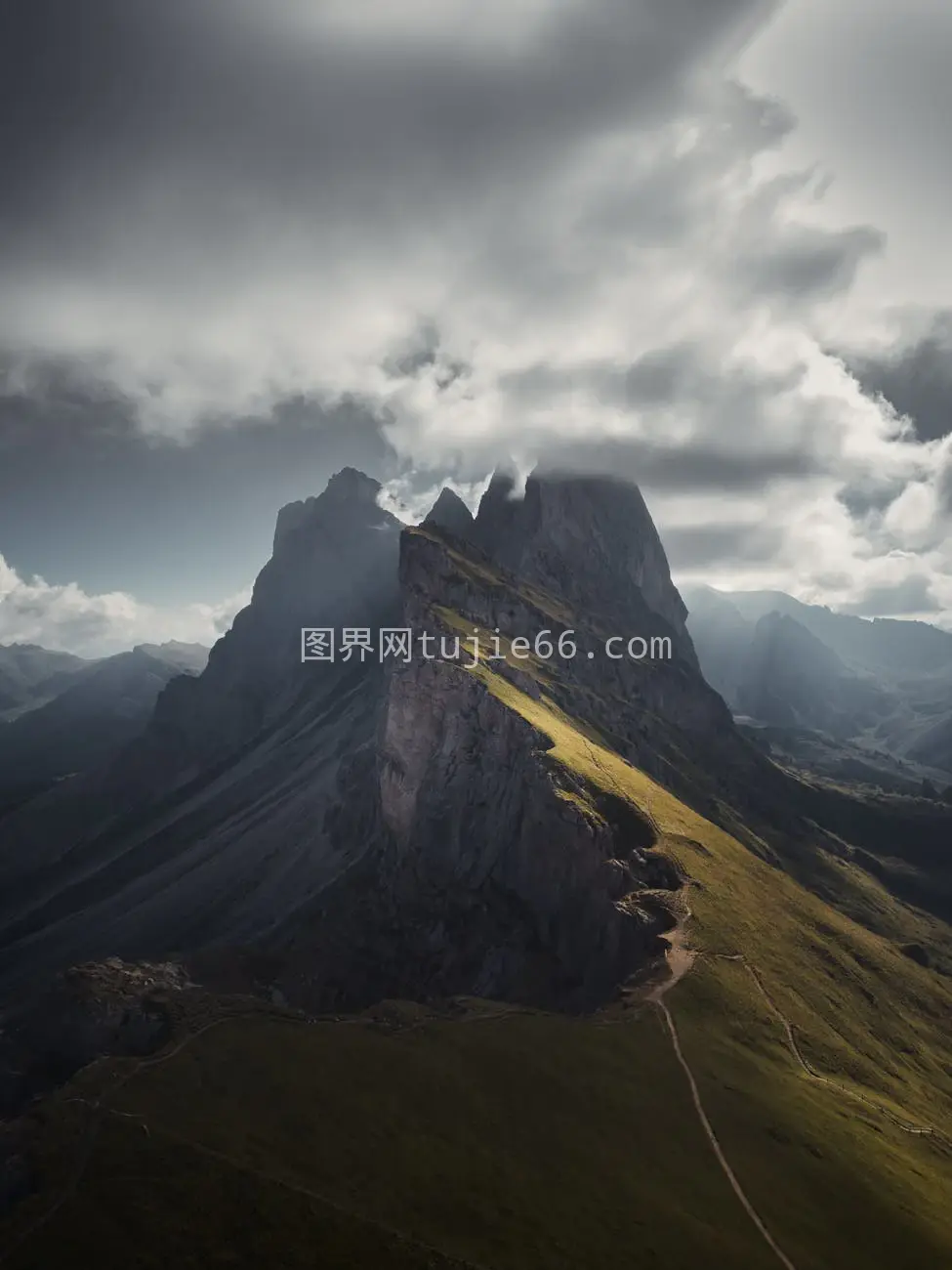 意大利多洛米蒂塞切达山峰云海奇观图片