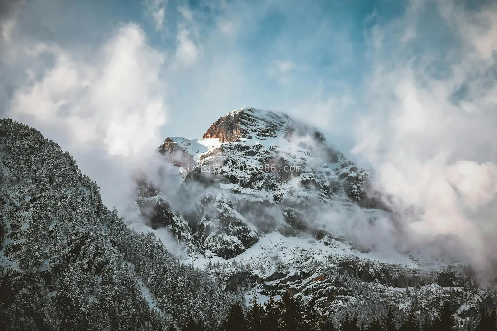 蒂罗尔雪山冬云映衬图片