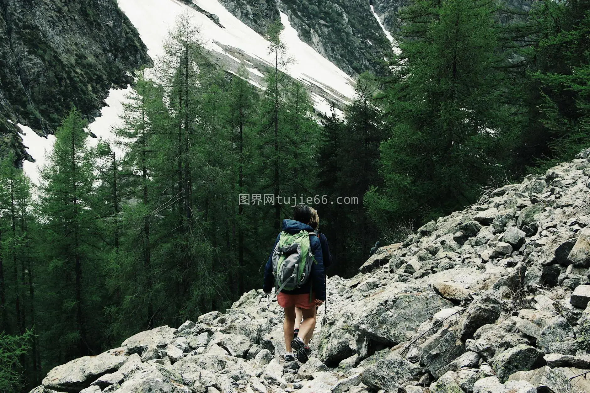 法国夏蒙尼徒步雪峰景致图片