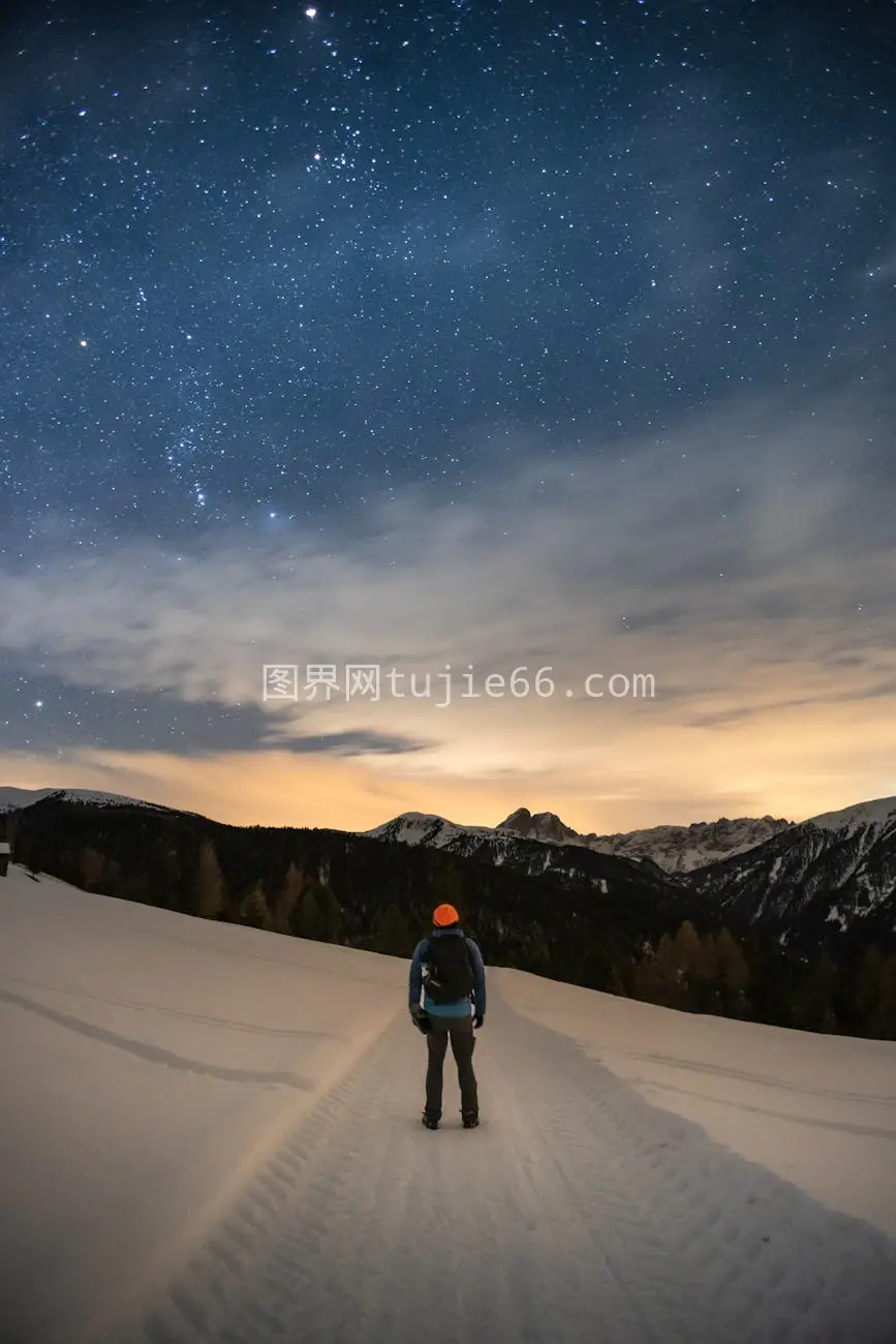 雪山徒步星空探险静美图片