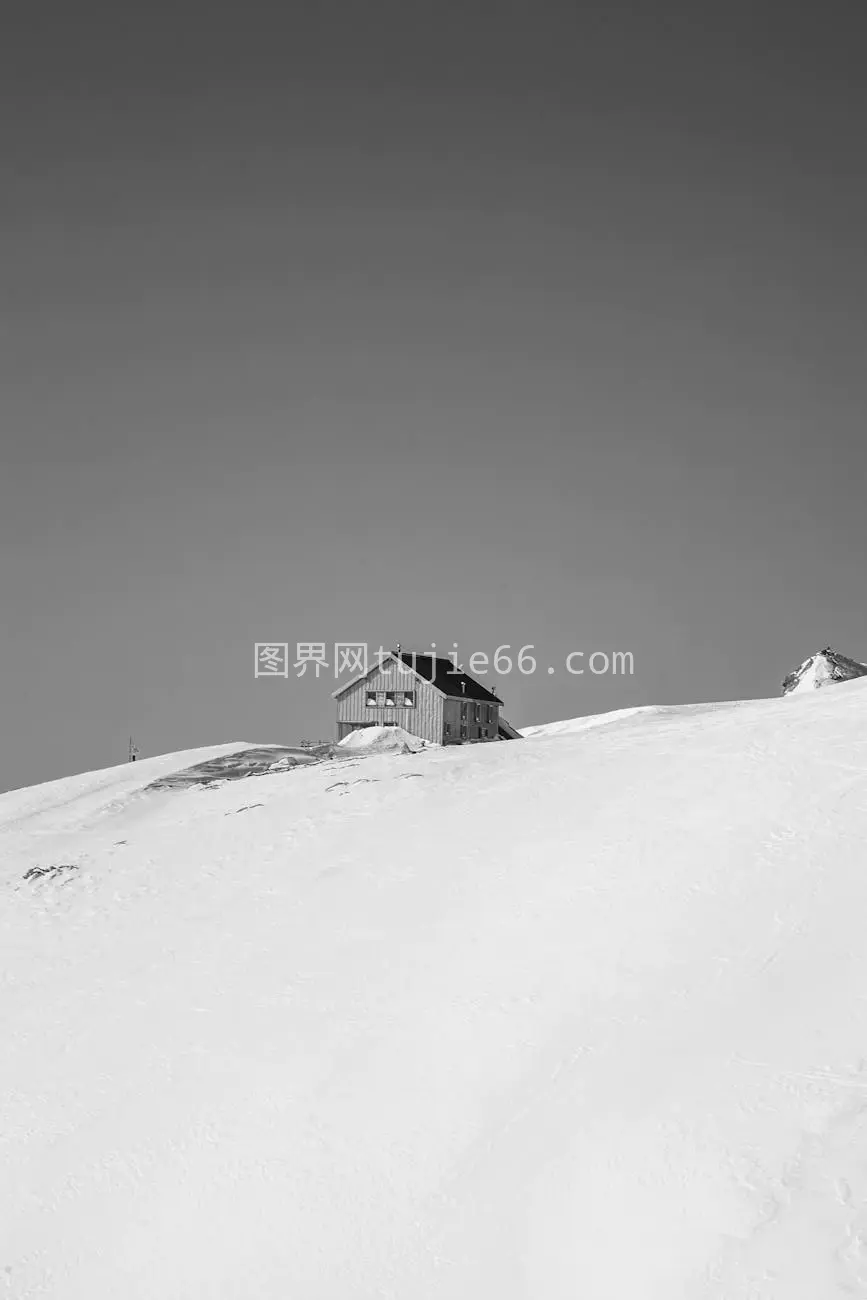 瑞士阿尔卑斯山雪地木屋晴空景致图片