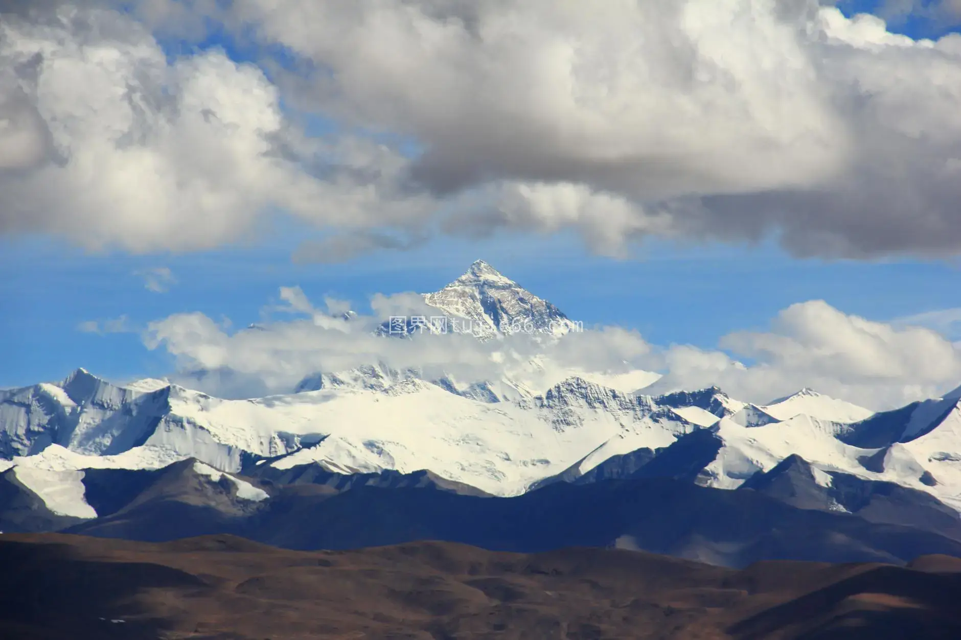 雪山云层自然壮丽图片