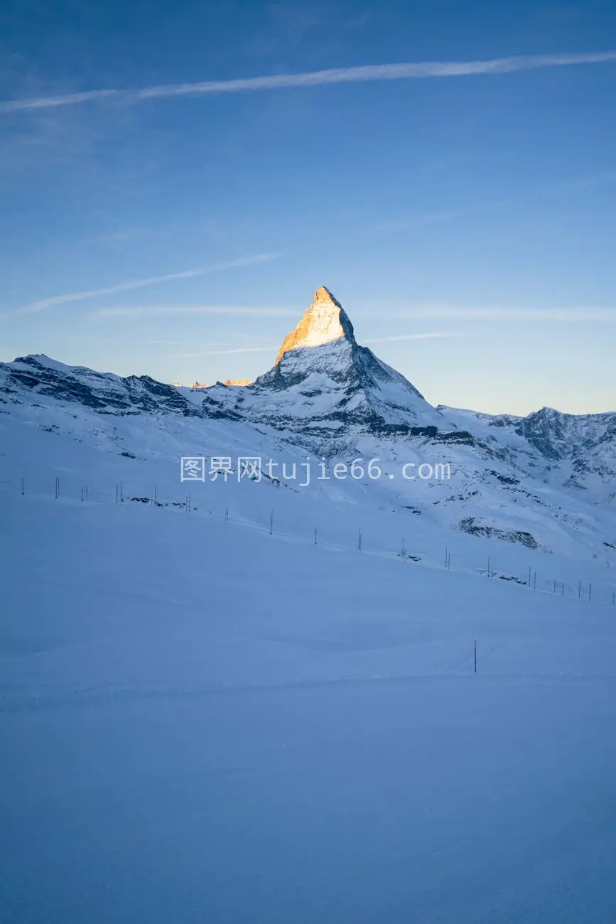 瑞士马特洪峰雪景冬日天空图片