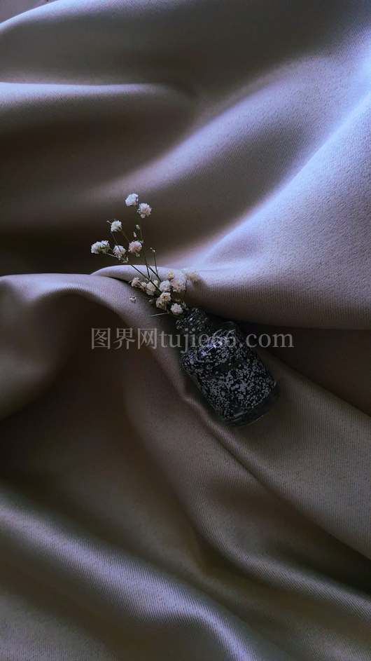白色花束米色布料艺术感宁静