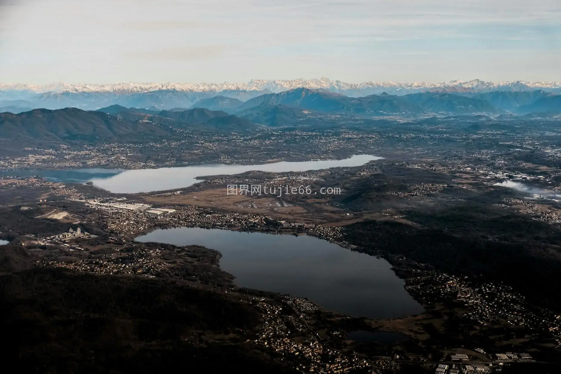 高空视角宁静山脉云层图片