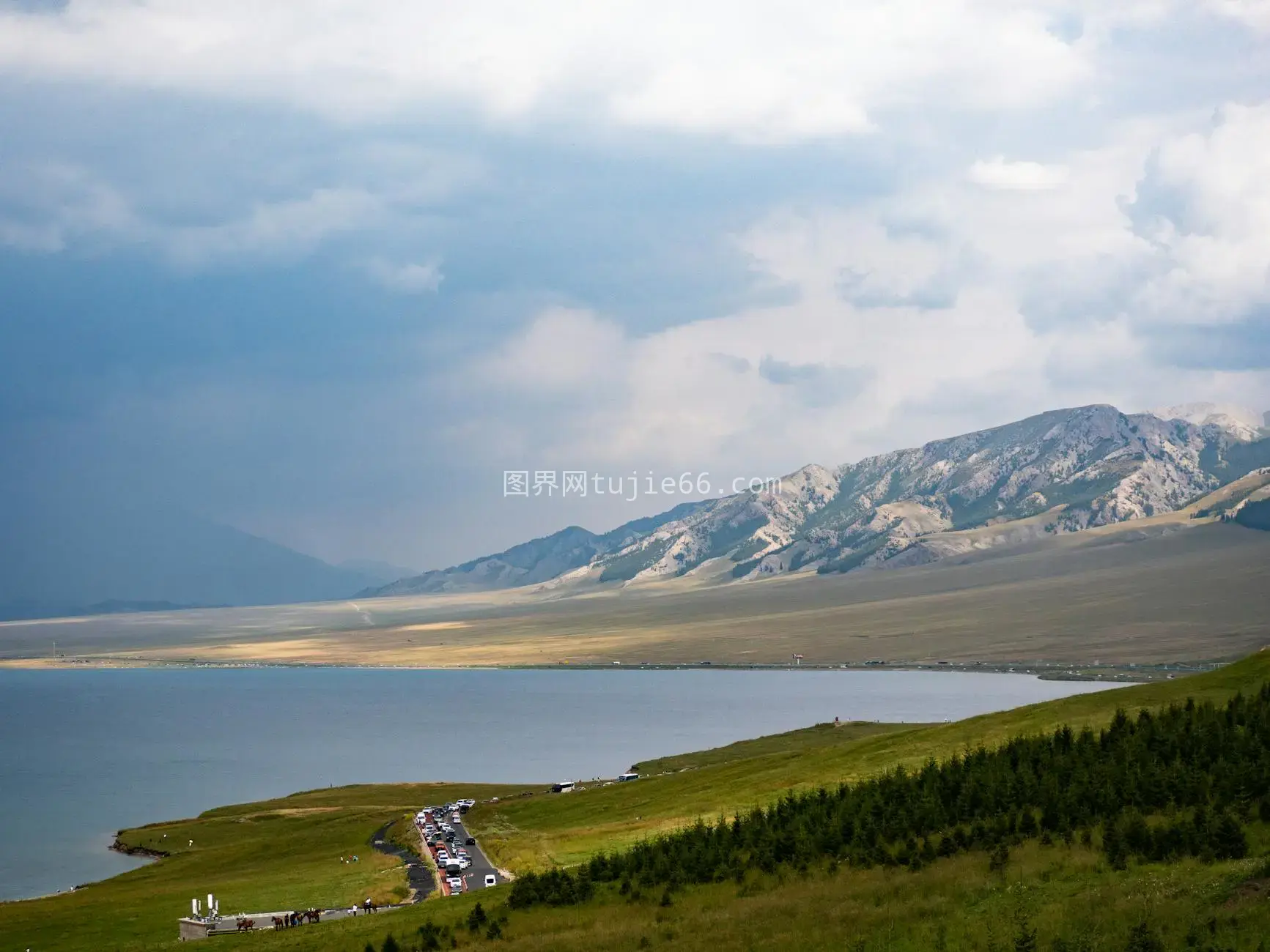 山湖郁郁葱葱多云景图片