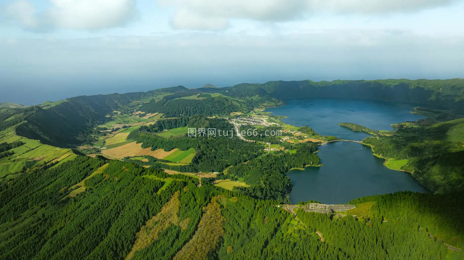 空中景观火山口湖绿意盎然图片