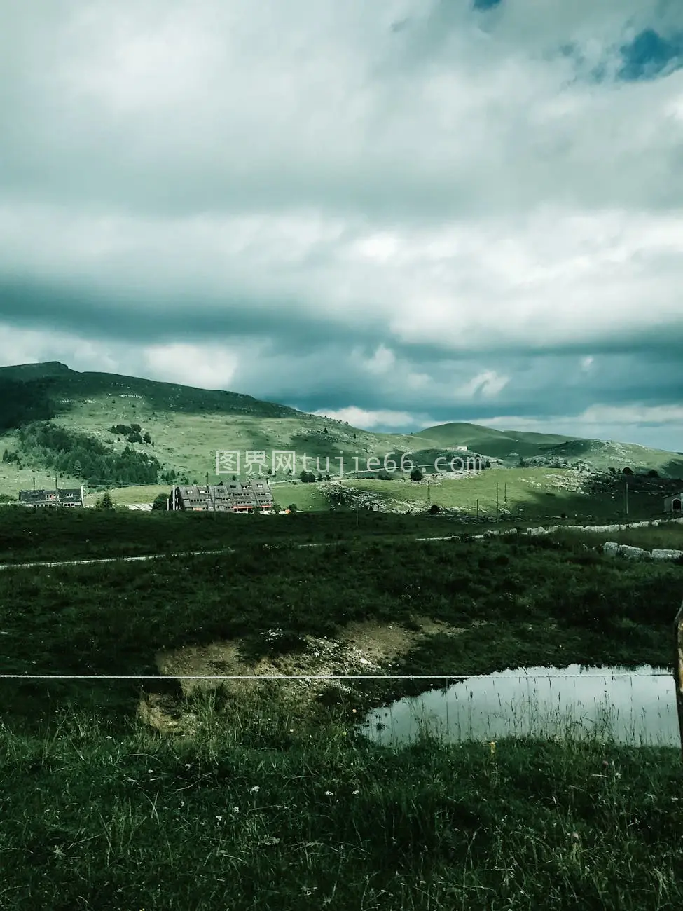 宁静乡村山湖景致图片