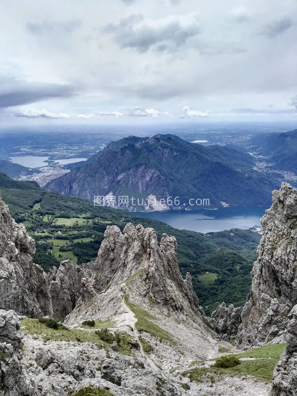 意大利阿尔卑斯山空中风景云层山谷湖泊图片