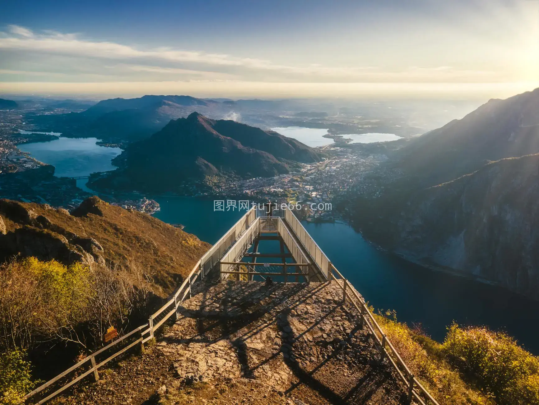 高空观景台日落山湖震撼画面图片