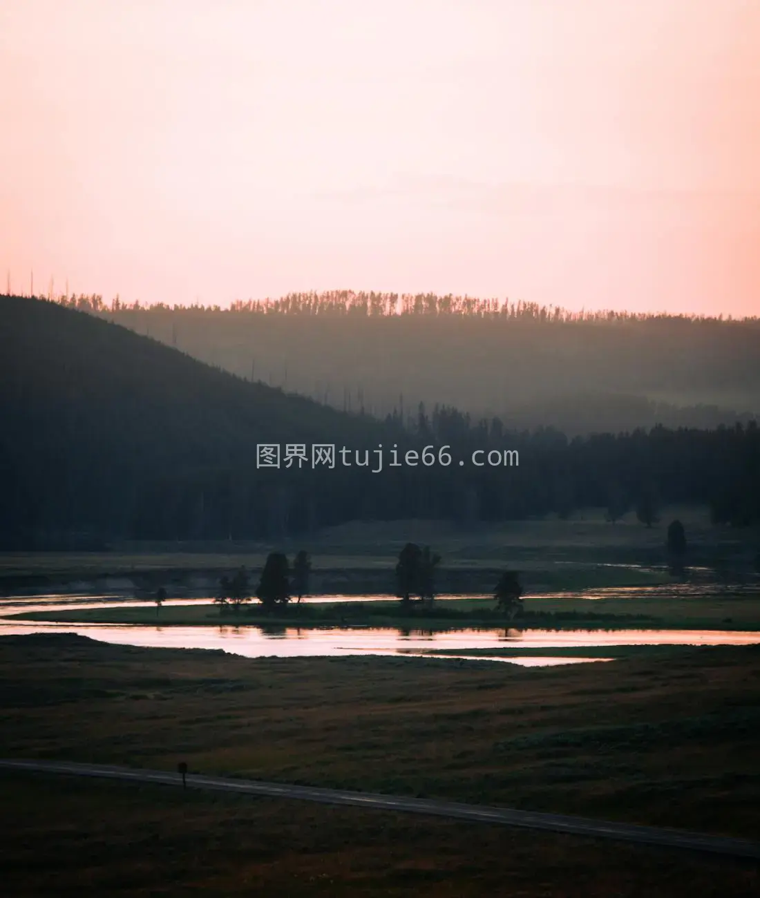 宁静日落山湖景图片