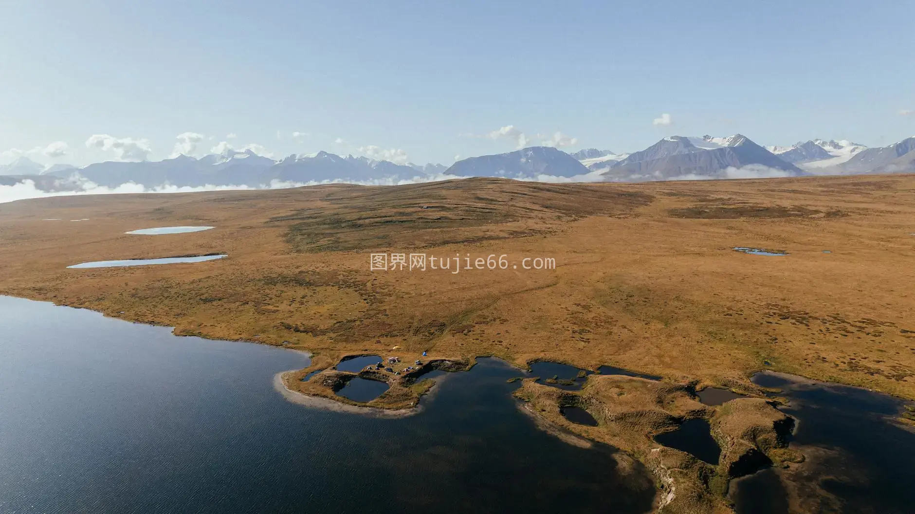 空中俯瞰宁静山谷湖泊风光图片