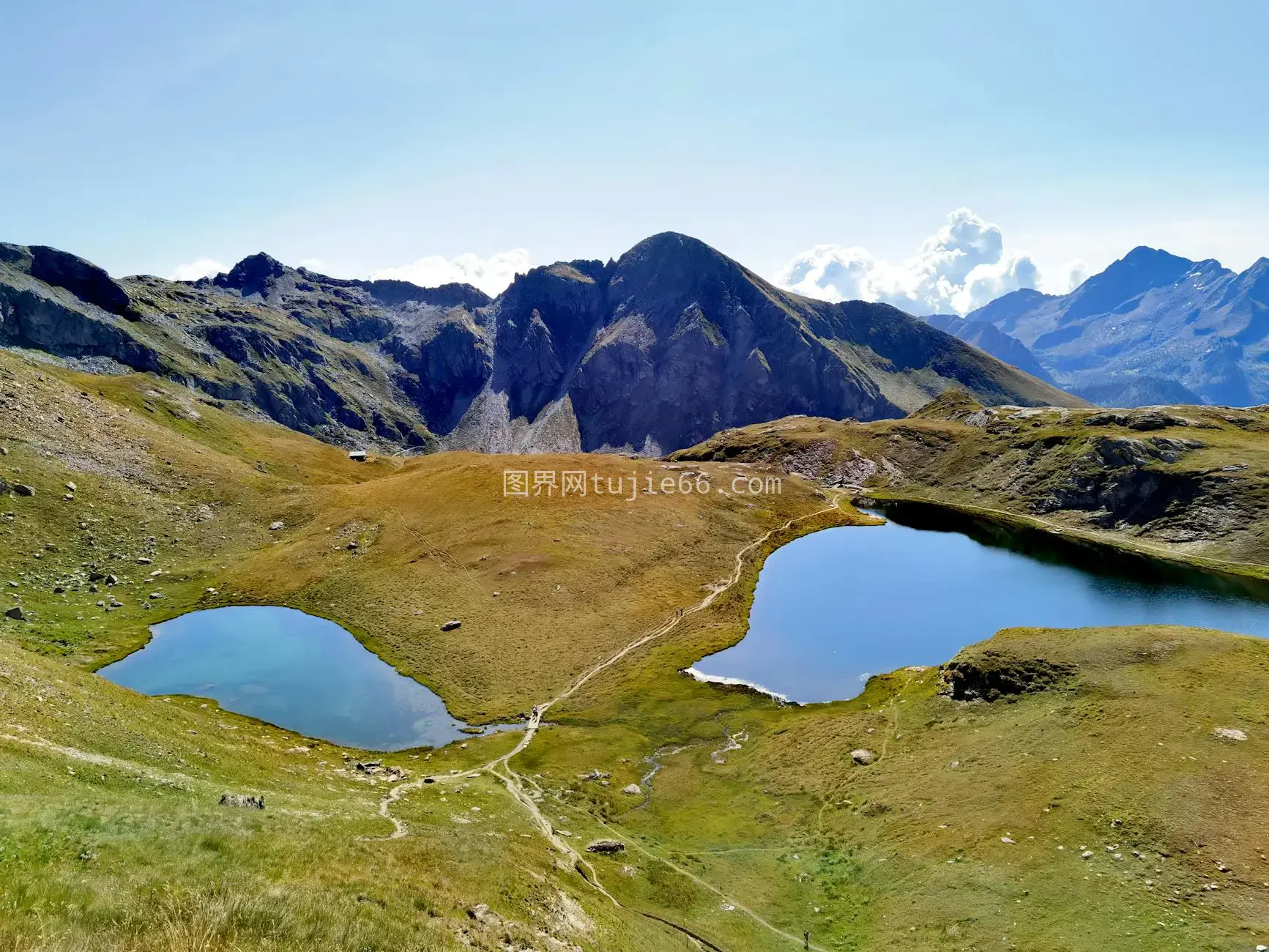 山湖蓝天高峰景图片