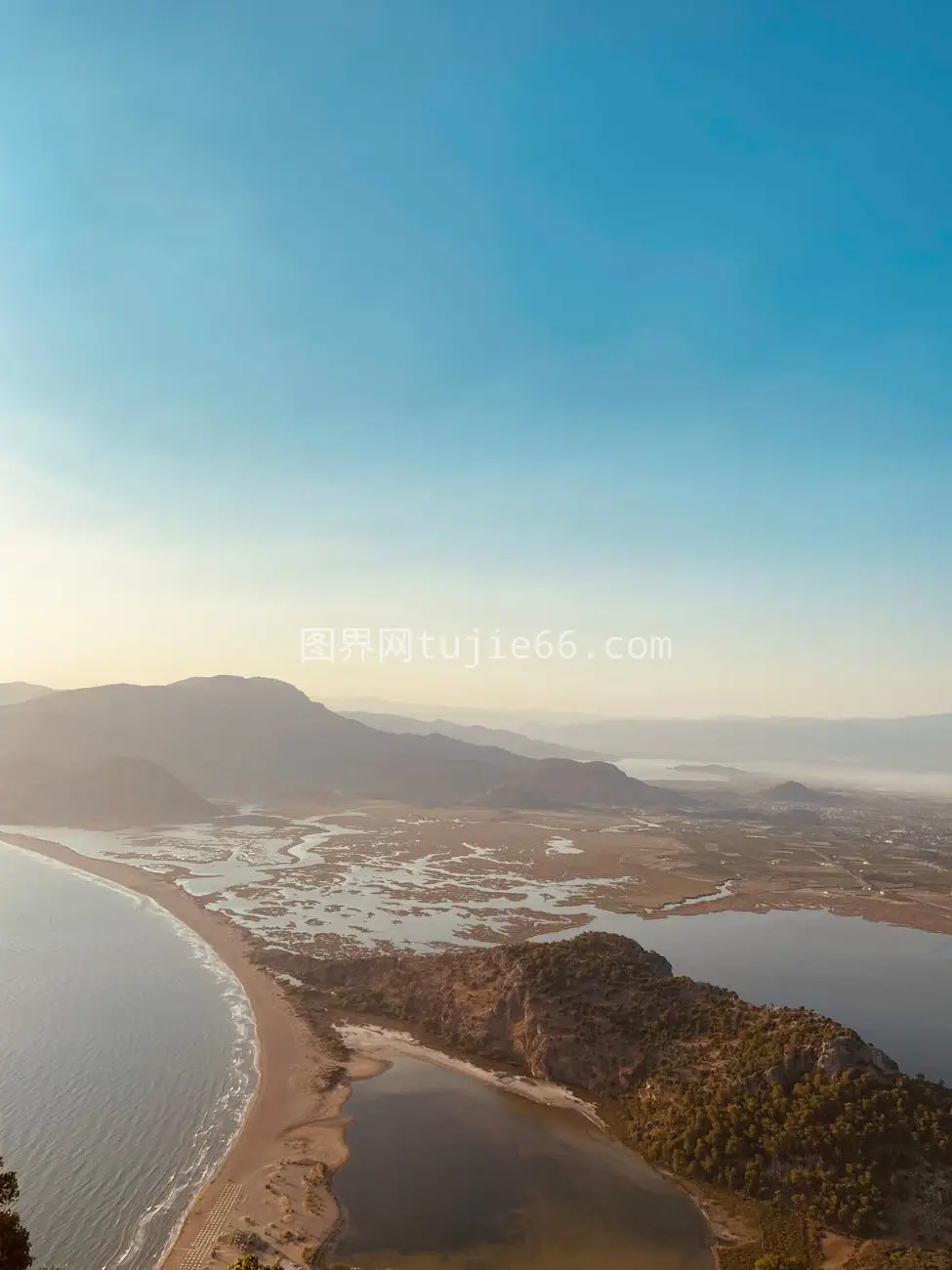 空中俯瞰海岸线晴朗绿意图片